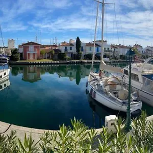 https://charmant-appartement-port-grimaud.fr-provencehotel.com